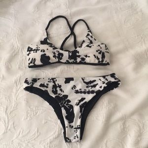 Reversible black and white bikini